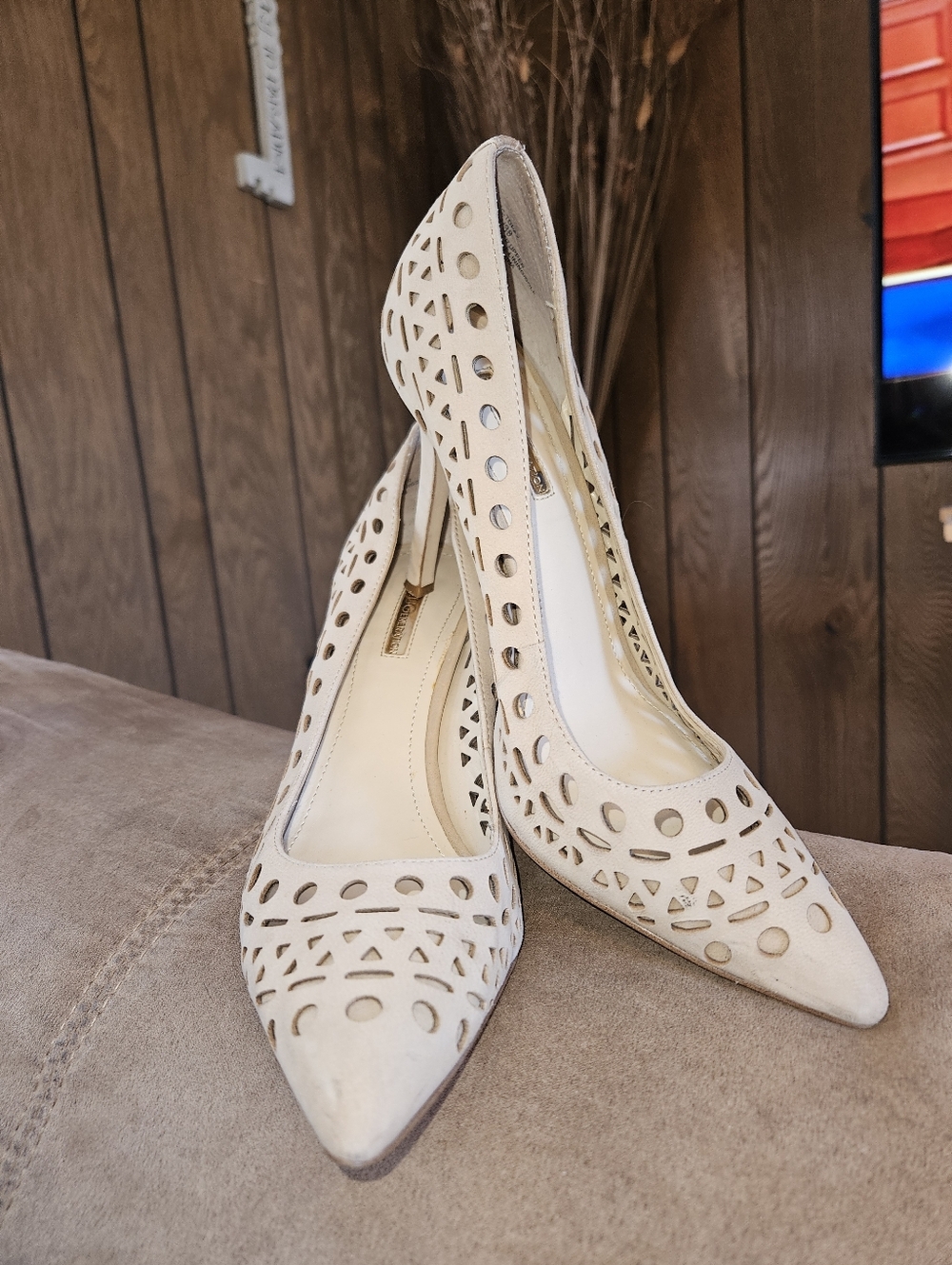 BCBGeneration Sz 8 Topaz 4" Pumps w/ a Laser-Cut Perforated Design